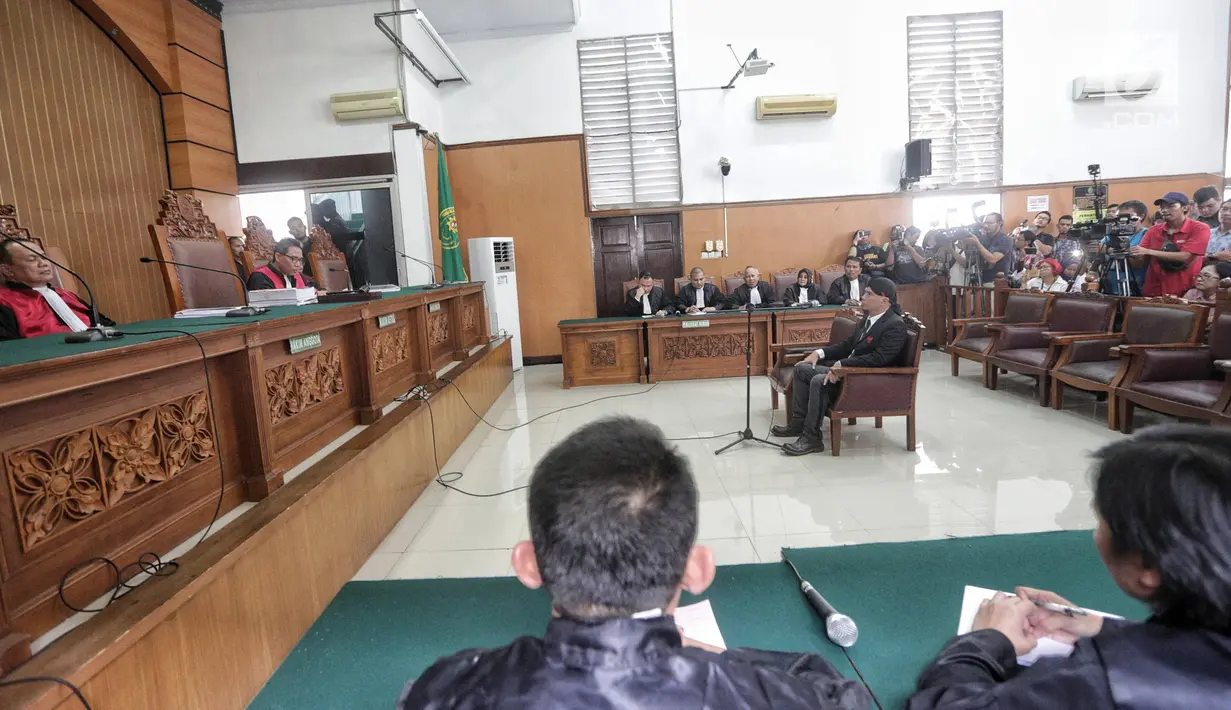 Suasana sidang lanjutan kasus ujaran kebencian terdakwa Ahmad Dhani di PN Jakarta Selatan, Senin (28/1). Dalam sidang beragendakan vonis tersebut, hakim menuntut Ahmad Dhani dengan pidana penjara 1 tahun 6 bulan. (Liputan6.com/Faizal Fanani)