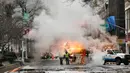 Asap mengepul dari jalan saat sejumlah kendaraan terpaksa berhenti karena banjir di New York, Amerika Serikat, Senin (13/1/2020). Banjir diakibatkan rusaknya saluran air utama yang berdiameter tiga kaki. (AP Photo/Richard Drew)