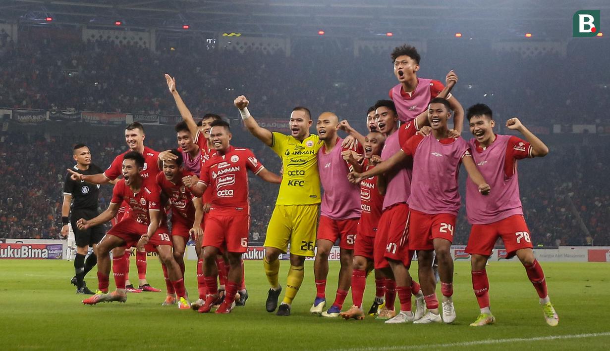 <p>Para pemain Persija Jakarta merayakan gol yang dicetak oleh Aji Kusuma ke gawang PSS Sleman pada laga terakhir BRI Liga 1 2022/2023 di Stadion Utama Gelora Bung Karno (SUGBK), Senayan, Jakarta, Sabtu (15/04/2023). (Bola.com/Bagaskara Lazuardi)</p>