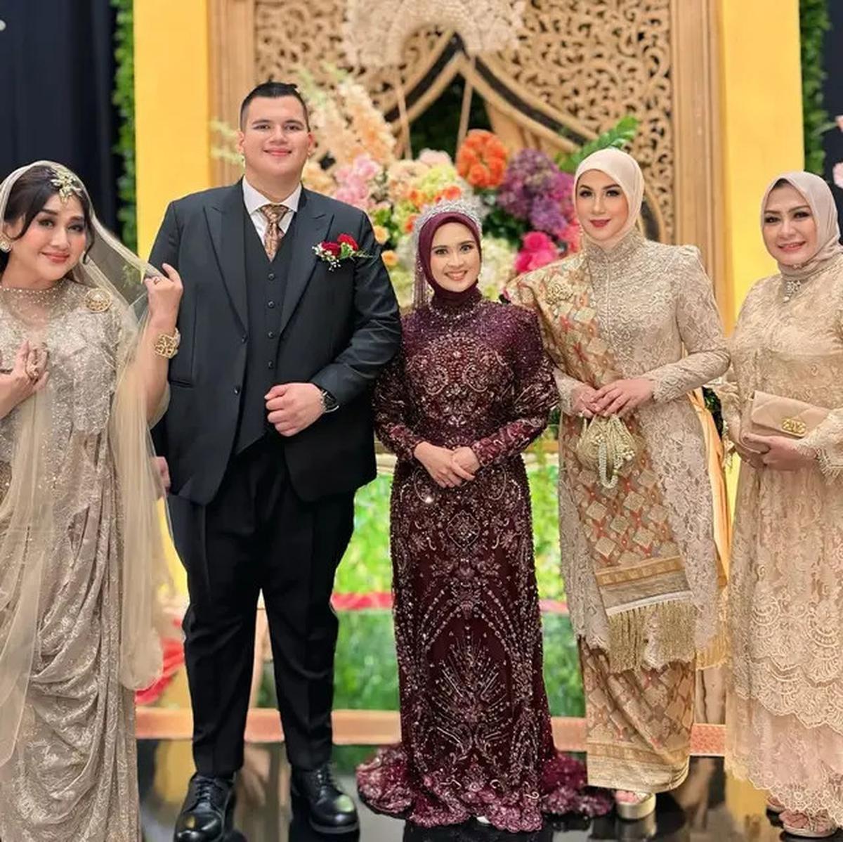 Pilihan Gaya Paramitha Rusady saat Kondangan, Tampil Cantik Awet Muda di Usia 58 Tahun