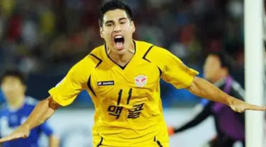 Selebrasi gol striker Seongnam Ilhwa, Dzenan Radoncic di perempat final Liga Champions Asia melawan Suwon Bluewings di Seongnam, 15 September 2010. Seongnam Ilhwa unggul 4-1. AFP PHOTO / JUNG YEON-JE 