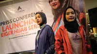 Hijab keluaran Eiger tersebut diklaim cocok dikenakan para pendaki gunung dan penyuka kegiatan luar ruang lainnya. (dok. Eiger/Dinny Mutiah)