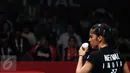 Pebulutangkis India, Saina Nehwal bersiap melakukan pukulan serve saat laga melawan Carolina Marin (Spanyol) di final Total BWF World Championships 2015 di Jakarta, Minggu (16/8/2015). Saina kalah16-21. 19-21. (Liputan6.com/Helmi Fithriansyah)