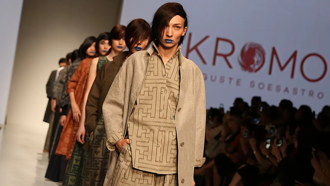 Indahnya Warna Alam Tenun Indonesia dalam IPMI Trend Show 2017