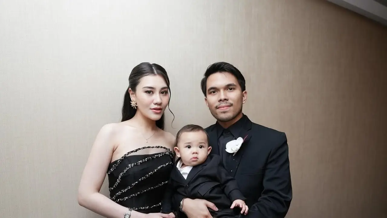 Glam dalam Balutan Hitam, Gaya Kompak Aaliyah Massaid & Thariq Halilintar Bareng Baby Arash di Resepsi Ranggaz-Angie
