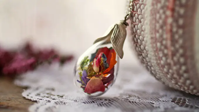 Unik! 10 Perhiasan Ini Punya 'Taman Mini' di Dalamnya