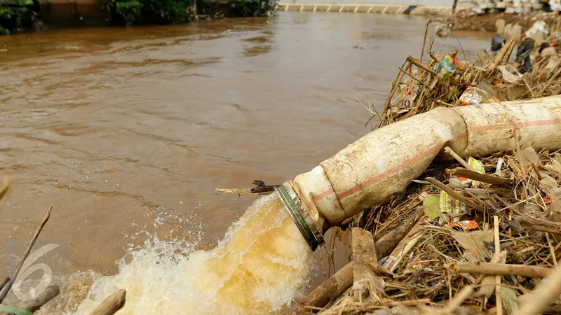 20151125- Pemprov DKI Kerahkan Pompa Penguras Banjir di Kampung Pulo-Jakarta-Yoppy Renato