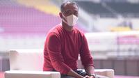 Pelatih kepala baru Persis Solo, Eko Purjianto saat diperkenalkan di Stadion Manahan, Sabtu (20/3/2021). (Bola.com/Vincentius Atmaja)