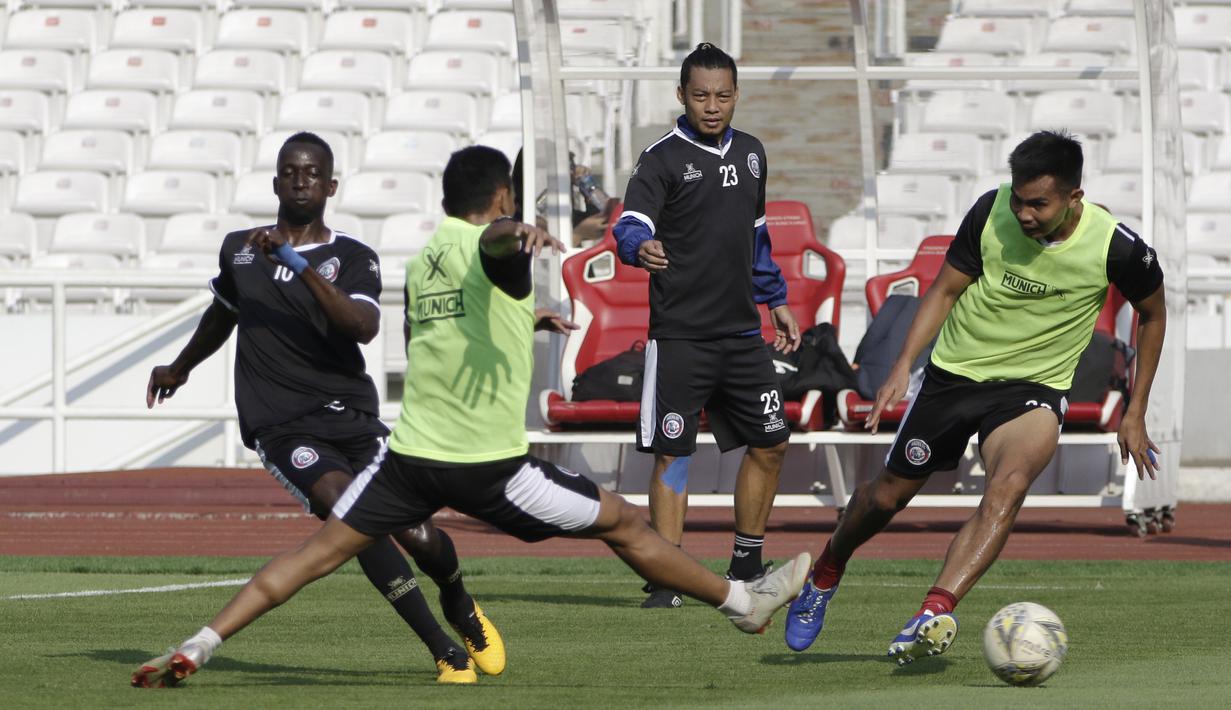 Pemain Arema FC saat menjalani latihan di SUGBK, Jakarta, Jumat (2/8). Jelang hadapi Persija, skuat Arema jajal Stadion GBK. (Bola.com/YoppyRenato)
