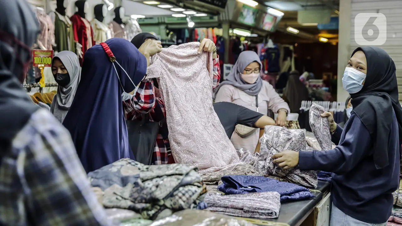 FOTO: PPKM Dilonggarkan, Pasar Tanah Abang Kembali Bangkit