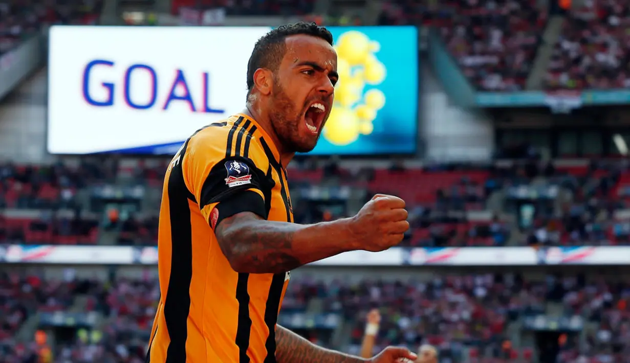 Gelandang Hull City, Tom Huddlestone, meluapkan emosinya usai mencetak gol saat berlaga melawan Sheffield United di pertandingan semifinal Piala FA di Stadion Wembley, London, (13/4/2014). (REUTERS/Stefan Wermuth)