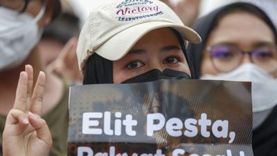Air Mata Mahasiswi Warnai Aksi Unjuk Rasa di Bundaran HI