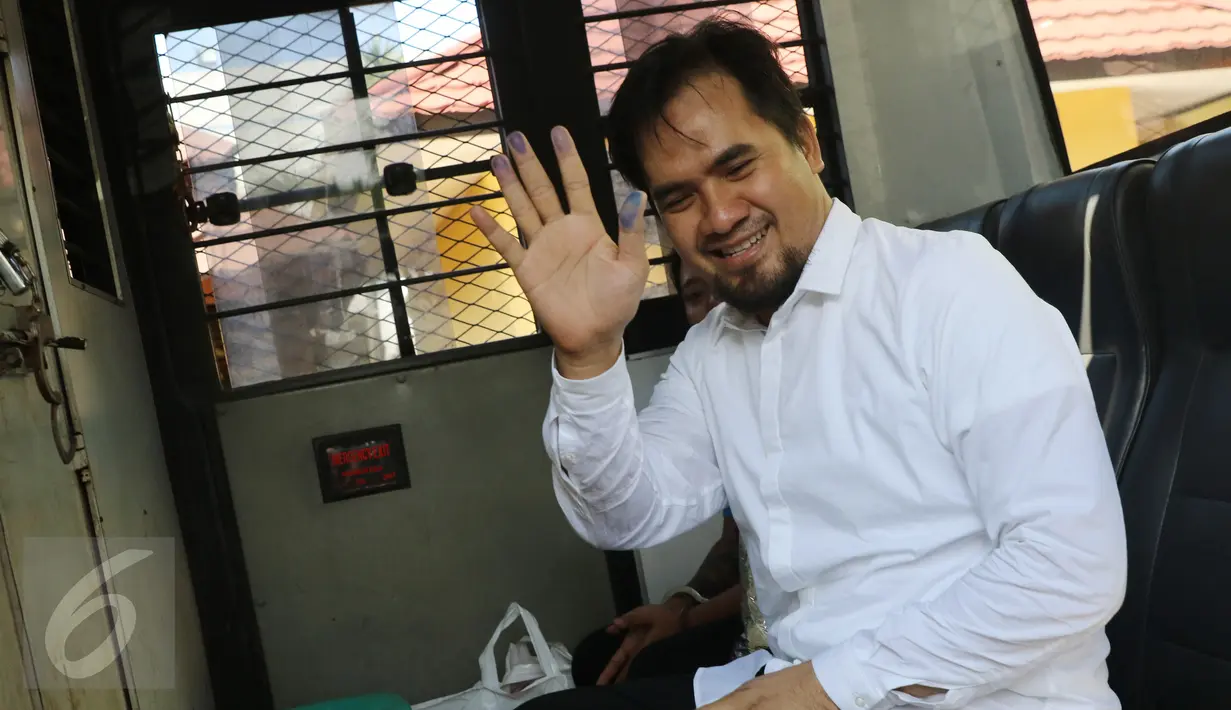 Pedangdut Saipul Jamil alias Ipul melambaikan tangan saat berada di mobil tahanan di Kejaksaan Negeri Jakarta Utara, Senin (4/4). Tersangka kasus pencabulan terhadap remaja itu dipindahkan ke Rumah Tahanan (Rutan) Cipinang. (Liputan6.com/Herman Zakharia)