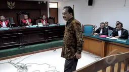 Terdakwa kasus suap Pilkada Tapanuli Tengah Raja Bonaran Situmeang menjalani sidang lanjutan di Pengadilan Tipikor, Jakarta, Senin (13/4/2015). Sidang tersebut menghadirkan tiga orang saksi dari Mahkamah Konstitusi. (Liputan6.com/ Andrian M Tunay)