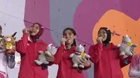 Tim Panjat Tebing Putri Indonesia saat selebrasi penyerahan medali Asian Games 2018. (Bola.com/Vidio.com)