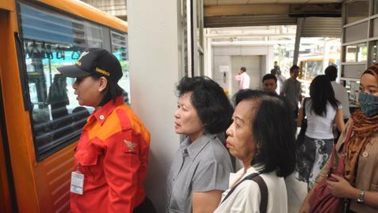 Halte Transjakarta depan Polsek Jatinegara ditembaki orang