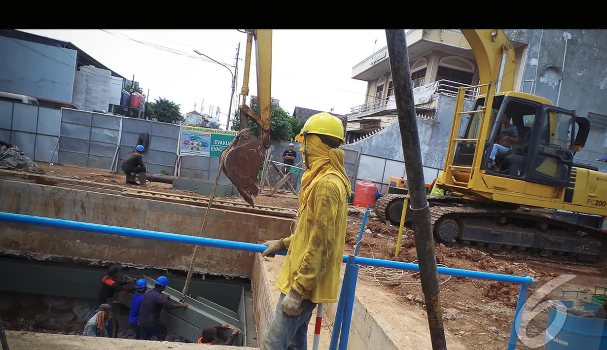 Karena proses pengeboran menyebabkan getaran yang menyebabkan ketenangan warga sekitar terganggu, Jakarta, Minggu (10/8/2014) (Liputan6.com/Faizal Fanani)
