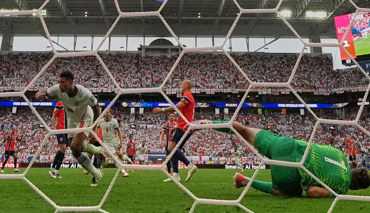 Pemain Inggris Jude Bellingham merayakan gol kedua timnya selama pertandingan perempat final Piala Dunia sepak bola antara Norwegia dan Inggris di Miami Gardens, Florida, Sabtu, 11 Juli 2026. (AP Photo/Rebecca Blackwell)
