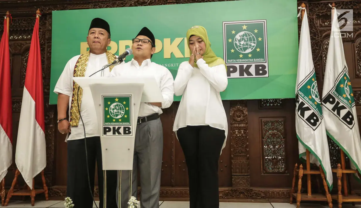 Ketum PKB, Muhaimin Iskandar (tengah) bersama pasangan Cagub-Cawagub Arinal Djunaidi (kiri) dan Chusnunia Chalim untuk Pilkada Lampung 2018 memberi sambutan di Gedung DPP PKB, Jakarta, Rabu (20/12). (Liputan6.com/Faizal Fanani)