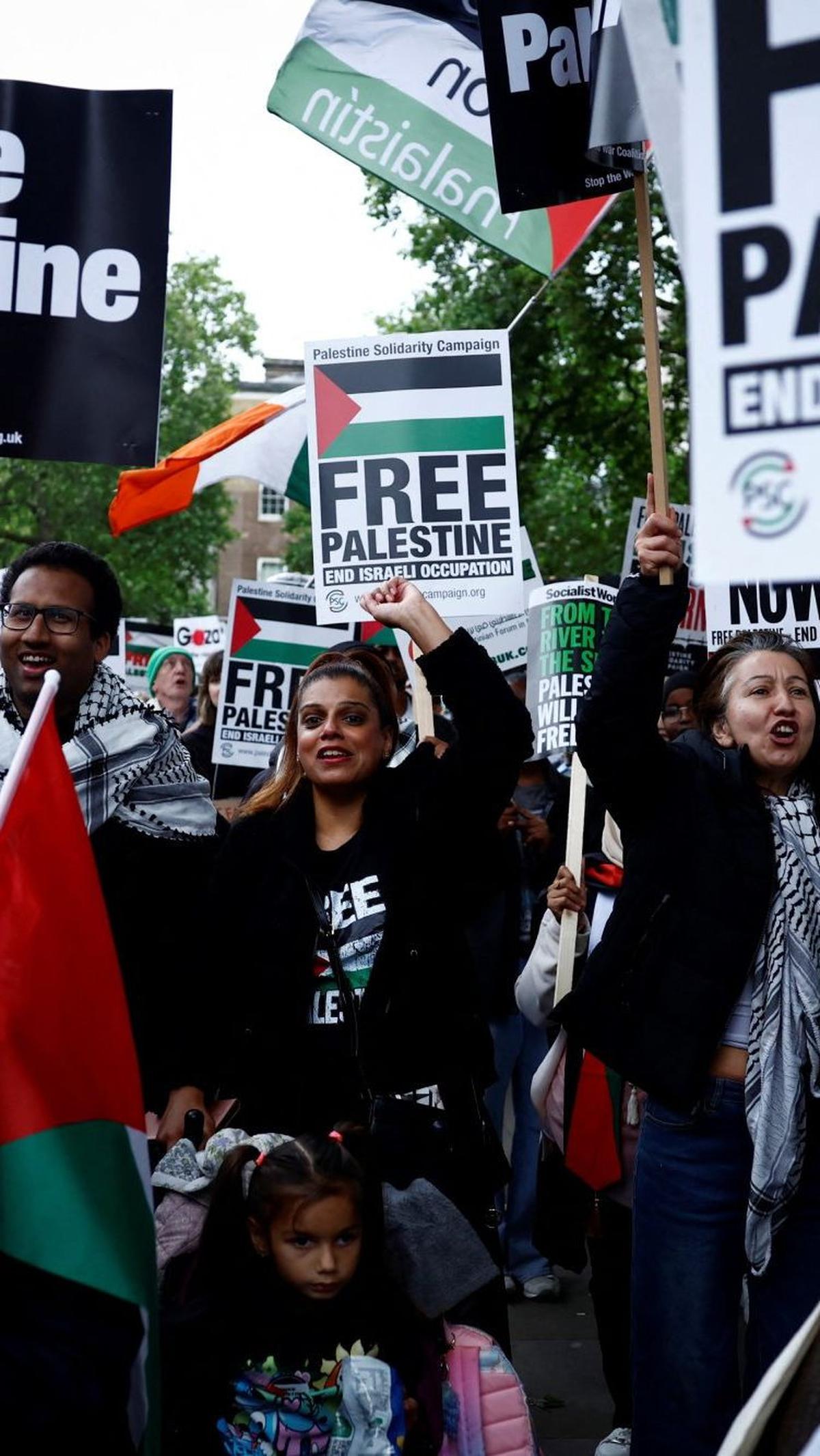 Pengunjuk rasa membawa berbagai poster seruan kemerdekaan Palestina saat menggelar aksi solidaritas untuk Palestina di London, Inggris, pada 28 Mei 2024.&nbsp;Foto: Benjamin Cremel/AFP