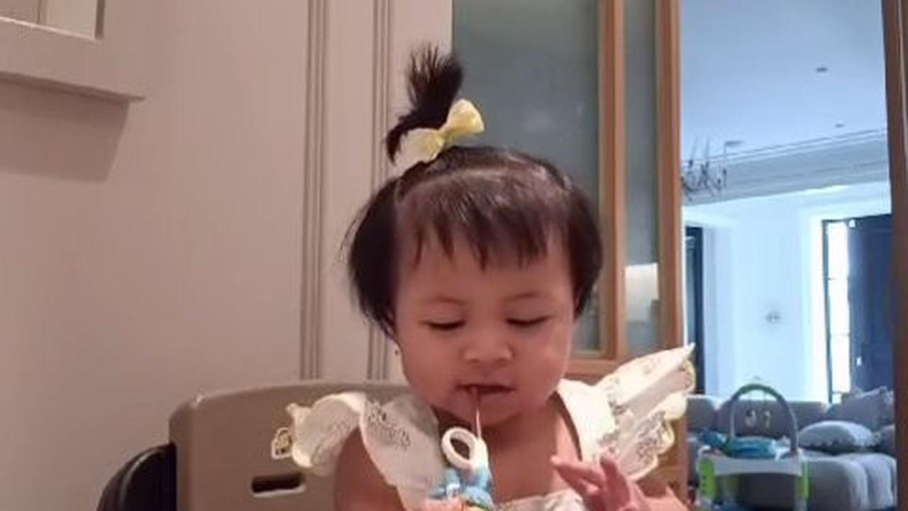 Momen Lily Anak Nagita Slavina Dan Raffi Ahmad Mau Sarapan, Nyeloteh Sambil Mainin Sumpit