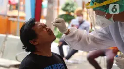 Petugas medis mengambil sampel lendir penumpang bus AKAP untuk tes cepat antigen di terminal Kalideres, Jakarta, Barat, Senin (17/5/2021). Menyambut arus balik, pemudik yang tiba di terminal tersebut diarahkan petugas untuk melakukan tes COVID-19. (Liputan6.com/Angga Yuniar)