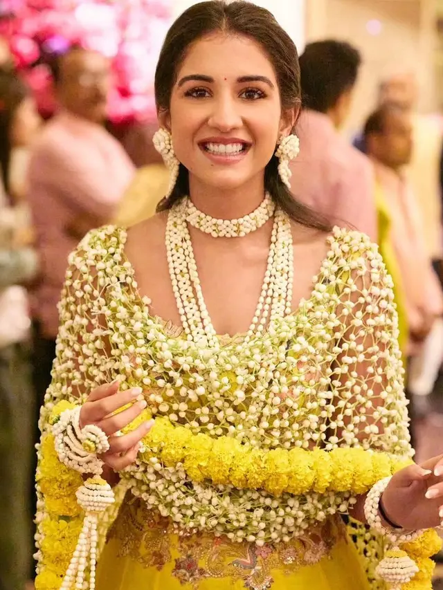 Radhika Merchant saat Upacara Haldi Jelang Pernikahan dengan Anant Ambani. [@anamikakhanna.in]