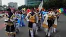 Salah satu kelompok tampak memakai pasukan perang sambil membawa mahkota ikut meramaikan karnaval (Liputan6.com/Johan Tallo)