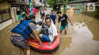 Warga menggunakan perahu karet saat mengevakuasi lansia yang terjebak banjir di kawasan Jalan Bina Marga, Rawa Jati, Jakarta, Senin (8/2/2021). Meluapnya Sungai Ciliwung mengakibatkan ribuan tempat tinggal di kawasan bantaran sungai terendam banjir. (Liputan6.com/Faizal Fanani)