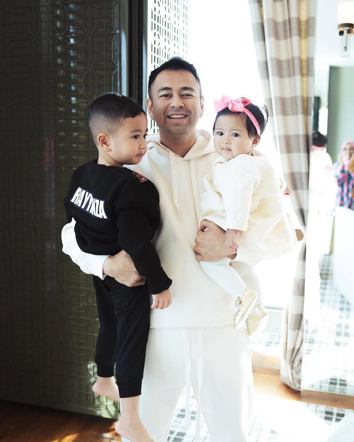 Potret Raffi Ahmad Gendong Rayyanza dan Lily Bersamaan, Terlihat Penuh Kasih Sayang
