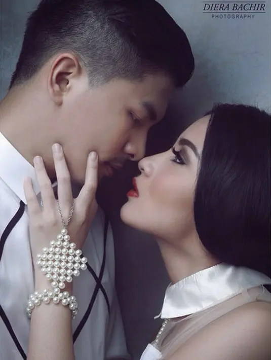 Di bawah lampu temaram, pasangan ini saling menunjukkan cinta mereka (Dierra Bachir Photography)