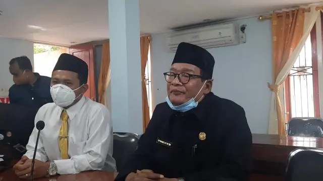 Wakil Ketua DPRD Kabupaten Blora Siswanto mendampingi Warsit ketika memberikan penjelasan ke awak media. (Liputan6.com/Ahmad Adirin)