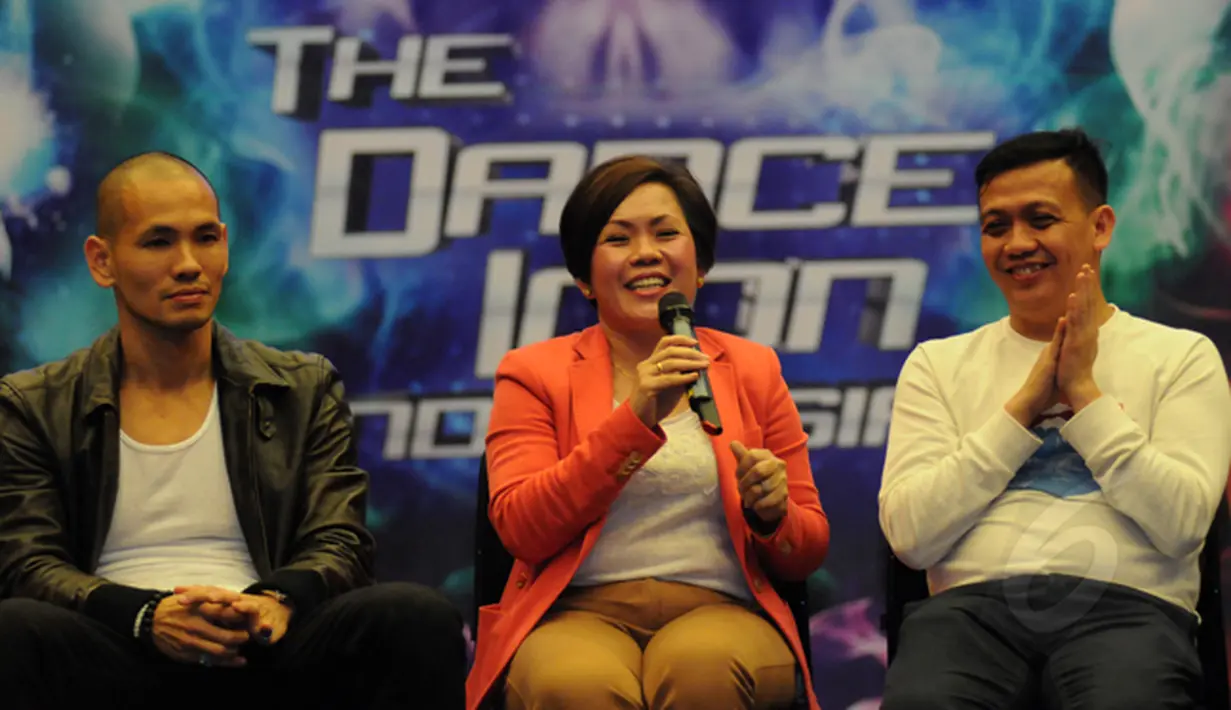Direktur Program dan Produksi SCTV, Harsiwi Ahmad (tengah) memberikan pernyataan saat jumpa pers di SCTV Tower, Jakarta, Rabu (4/3/2015). The Dance Icon Indonesia merupakan ajang adu bakat menari dalam program SCTV. (Liputan6.com/Helmi Fithriansyah)