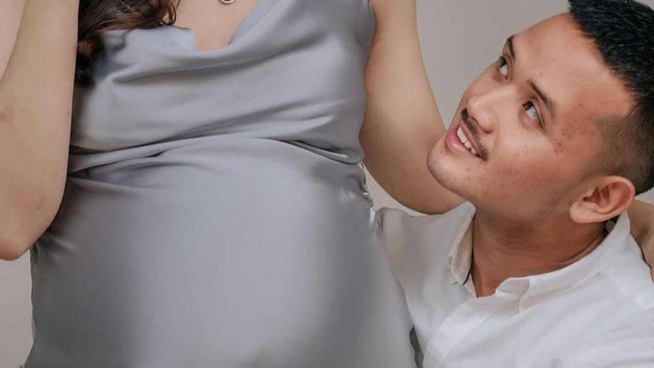 "Almost time to meet our little miracle! 👶🏻💖(Hampir waktunya bertemu keajaiban kecil kami)," tulis Dini.&nbsp;
