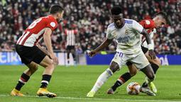 Hingga laga berjalan 15 menit Real Madrid masih kesulitan memperoleh peluang matang. Upaya Vinicius Junior dan kawan-kawan sering mentah jelang masuk ke kotak penalti Athletic Bilbao. (AP/Alvaro Barrientos)