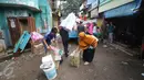 Warga mengangkut perabotan mereka ke mobil bak terbuka di kawasan Bukit Duri, Jakarta, Kamis (8/9). Jelang penertiban, warga di kawasan itu berinisiatif mengemas barang untuk pindah ke Rusun Rawa Bebek pascaterbitnya SP II (Liputan6.com/Immanuel Antonius)