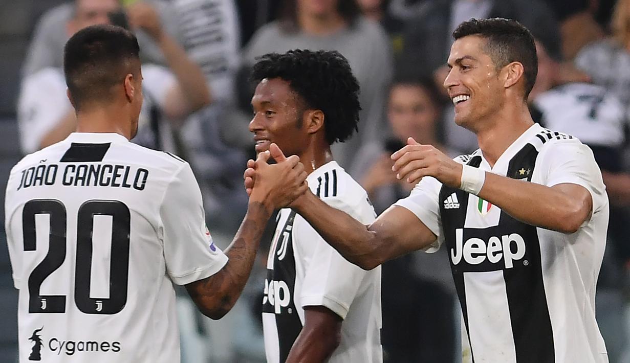 Para pemain Juventus merayakan gol yang dicetak Cristiano Ronaldo ke gawang Genoa pada laga Serie A Italia di Stadion Allianz, Turin, Sabtu (20/10). Kedua klub bermain imbang 1-1. (AFP/Marco Bertorello)