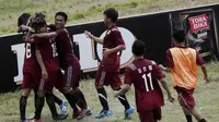 Para pemain Universitas Negeri Makassar (UNM),  merayakan gol yang dicetak oleh Akbar ke gawang UIN Alauddin pada laga Torabika Campus Cup 2017 di Stadion UNM, Makassar, Rabu, (18/10/2017). UNM menang 1-0 atas UIN Alauddin. (Bola.com/M Iqbal Ichsan)