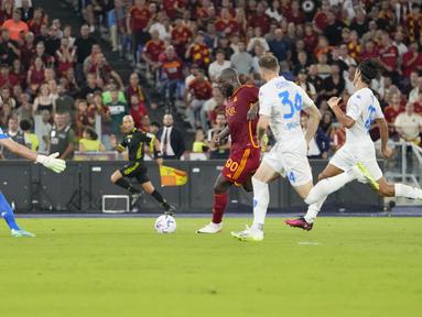 Pemain AS Roma, Romelu Lukaku, mencetak gol ke gawang Empoli pada laga Liga Italia di Stadion Olimpico, Roma, Senin (18/9/2023). AS Roma menang dengan skor telak 7-0. (AP Photo/Alessandra Tarantino)