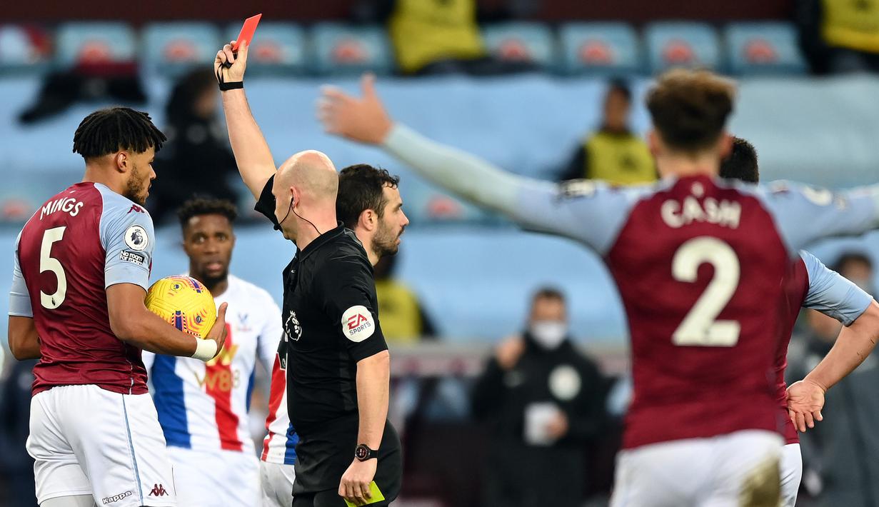 Wasit Anthony Taylor mengeluarkan kartu kuning kedua yang berujung kartu merah kepada bek Aston Villa, Tyrone Mings (kiri), dalam laga lanjutan Liga Inggris 2020/21 pekan ke-15 di Villa park, Birmingham, Sabtu (26/12/2020). Aston Villa menang 3-0 atas Crystal Palace. (AFP/Shaun Botterill/Pool)