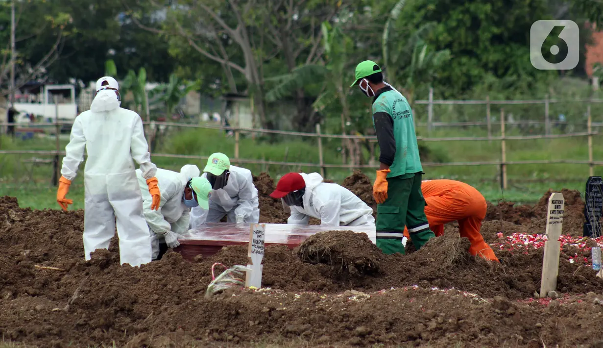 Petugas saat pemakaman pasien Covid-19 di TPU Tegal Alur, Jakarta, Rabu (15/4/2020). Pemprov DKI Jakarta menyediakan dua Tempat Pemakaman Umum yang dijadikan lokasi pemakaman pasien meninggal akibat Covid-19, yakni TPU Pondok Ranggon dan Tegal Alur. (Liputan6.com/Helmi Fithriansyah)