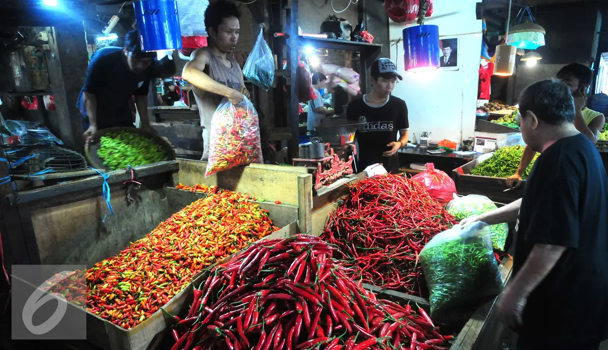 Aktivitas jual beli cabai di salah satu pasar di Jakarta, Selasa (26/7). Para pedagang menjual cabai saat ini seharga Rp 65.000 kg, dari harga normal sekitar Rp 20.000 hingga Rp 30.000 per kg. (Liputan6.com/Angga Yuniar)