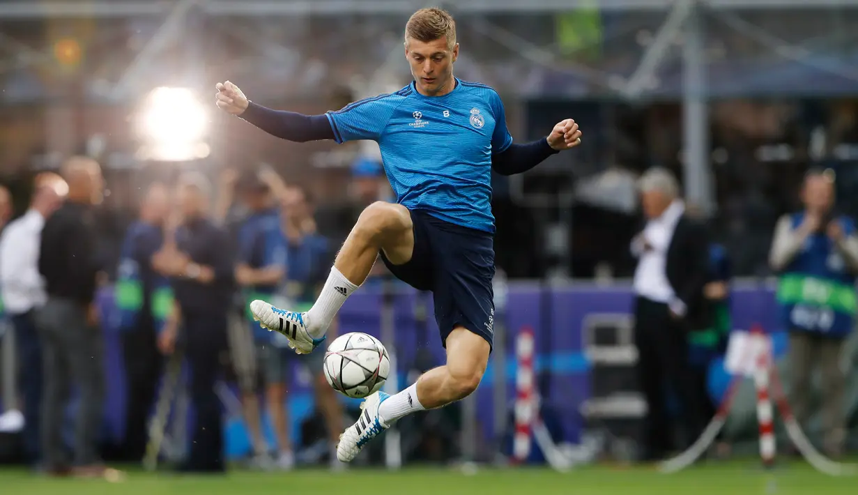 Gelandang Real Madrid, Toni Kroos mengontrol bola saat sesi latihan di stadion San Siro, Milan, Italia, (27/5). Real Madrid akan bertanding di Final Piala Champion melawan klub sekotanya, Athletico Madrid. (Reuters/Stefan Wermuth)