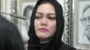 Bella Saphira terlihat berkaca-kaca saat melayat di rumah duka dari almarhum Idris Sardi, Senin (28/4/2014) (Liputan6.com/Panji Diksana).