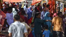 Warga Aceh memadati pasar tradisional untuk membeli daging sapi pada perayaan tradisi Meugang Ramadan 1440 Hijriah di Banda Aceh, 4 Mei 2019. Meugang merupakan tradisi turun temurun masyarakat Aceh dengan membeli, mengolah, hingga menyantap daging bersama keluarga. (CHAIDEER MAHYUDDIN/AFP)