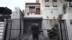 Pewarta melihat-lihat kondisi rumah Wakil Ketua KPK, La Ode Muhammad Syarif di kawasan Kalibata, Jakarta, Rabu (9/1). Sebelumnya, terjadi lemparan molotov di rumah Wakil Ketua KPK, La Ode Muhammad Syarif. (Liputan6.com/Helmi Fithriansyah)