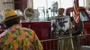 Pengunjung melewati poster Perang Dunia II yang diadaptasi untuk perjuangan melawan COVID-19 di Museum of American Armor di Plainview, New York, 15 Agustus 2020. Pameran poster Perang Dunia II yang kini diadaptasi itu untuk mengingatkan pengunjung agar waspada terhadap COVID-19. (Xinhua/Wang Ying)