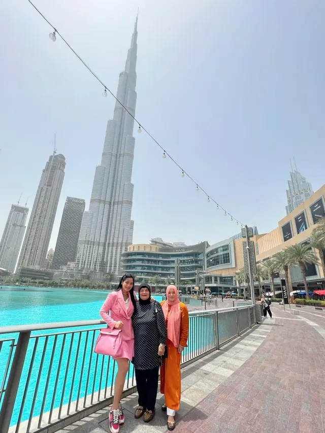Titi Kamal Liburan Dubai
