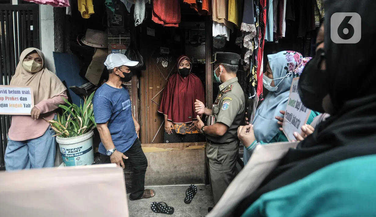 <p>Petugas Satpol PP bersama Ibu Pembinaan Kesejahteraan Keluarga (PKK) mendata warga saat Operasi Yustisi di RW 01 Kelurahan Sunter Agung, Tanjung Priok, Jakarta Utara, Selasa (10/5/2022). Operasi Yustisi tersebut bertujuan mendata pendatang baru pasca Lebaran sekaligus mengimbau masyarakat untuk melengkapi dosis vaksin guna mencegah penyebaran klaster mudik. (merdeka.com/Iqbal S. Nugroho)</p>