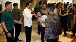 Seorang pengunjung menyalami Presiden Joko Widodo ketika tiba di Sun Plaza Medan, Sumatera Utara, Jumat (24/11). Jokowi berada di mal untuk bermain bersama cucu, Jan Ethes Srinarendra. (Liputan6.com/Johan Tallo)